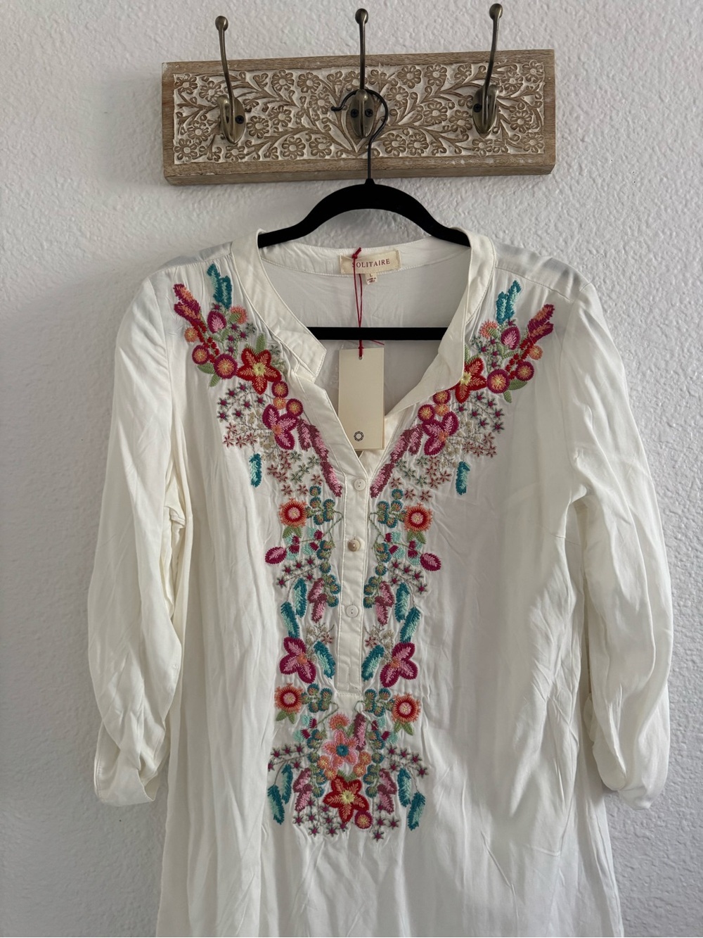 NWT SOLITAIRE White Embroidered V-Neck Women's Top